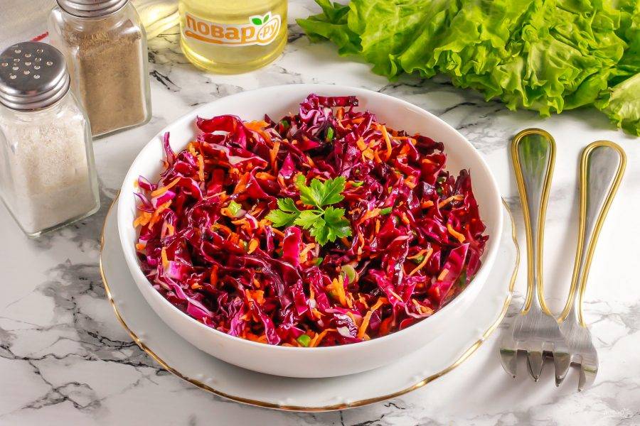 Подайте салат из фиолетовой капусты к столу сразу же после приготовления, пока в нем сохраняется максимум полезных витаминов и микроэлементов.