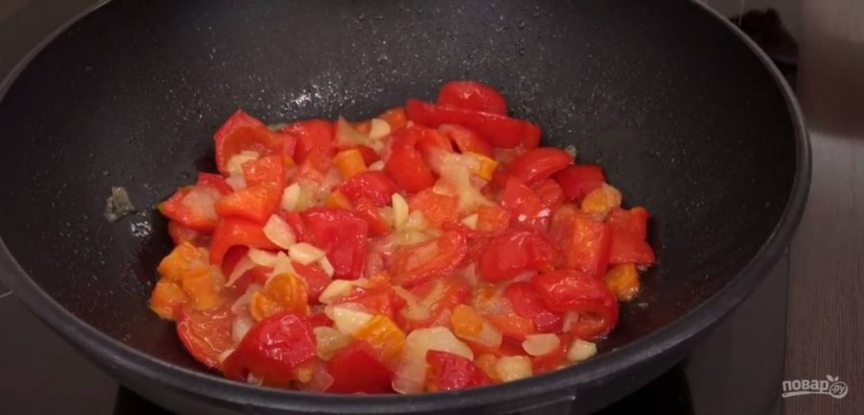 2.  В холодную сковородку с толстым дном или кастрюлю добавьте растительное масло, уксус, сахар, соль и морковь. Поставьте на средний огонь и тушите 30 минут. Добавьте чеснок, лук и перец. 
