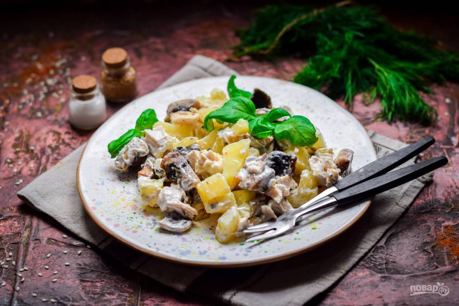 Картофельный салат с грибами и маринованным луком