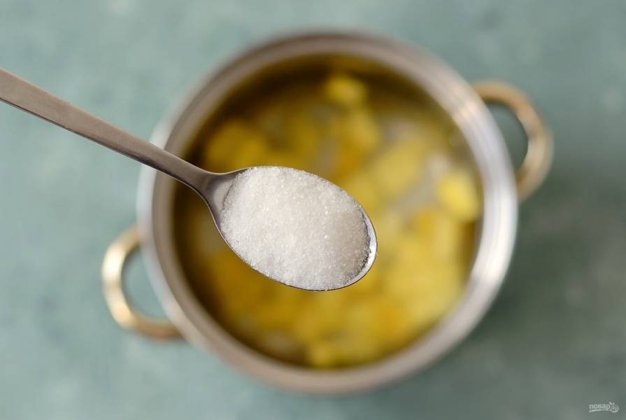 Переложите в кастрюлю манго, влейте воду, добавьте сахар и лимонную кислоту.