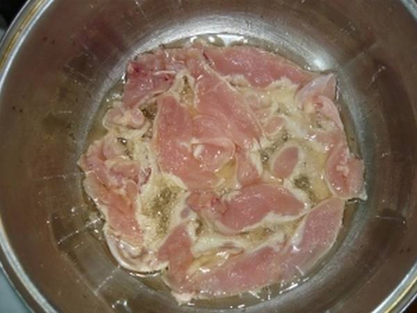 1. Рецепт приготовления лагмана из курицы очень похож на традиционный. Для начала необходимо вымыть, просушить и нарезать небольшими кусочками куриное филе. Если используется целая курица, то из отделенных от мяса костей сварить бульон. В сотейник с толстым дном налить масло и хорошо разогреть. Отправить туда курицу.