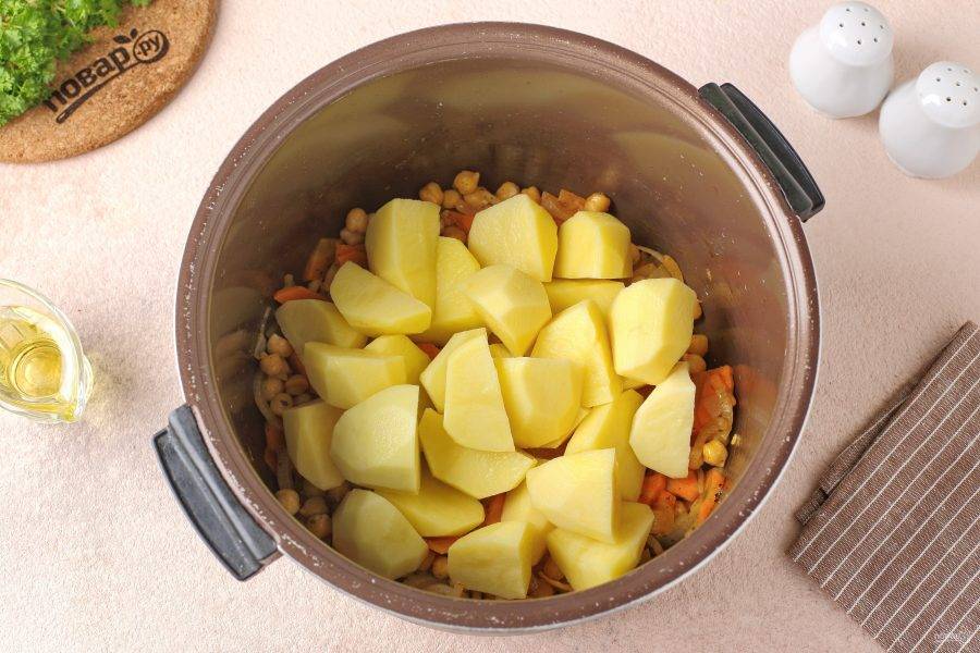 Добавьте разрезанный на 4 или 6 частей картофель.