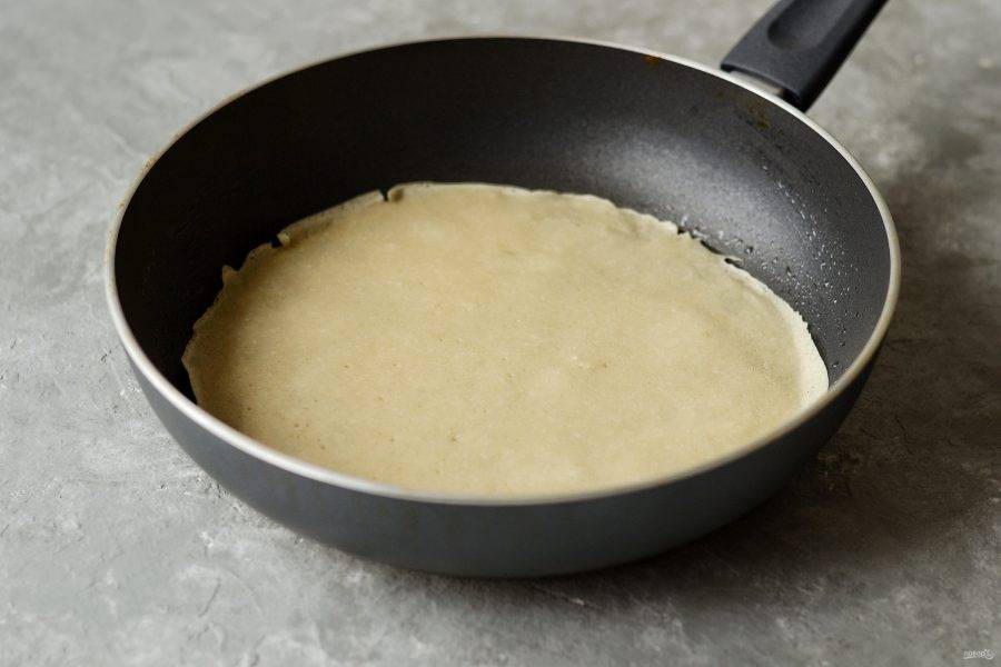 Разогрейте сковороду на среднем огне, смажьте растительным маслом. Влейте тесто на сковороду. Выпекайте блины примерно 3 минуты с каждой стороны. 