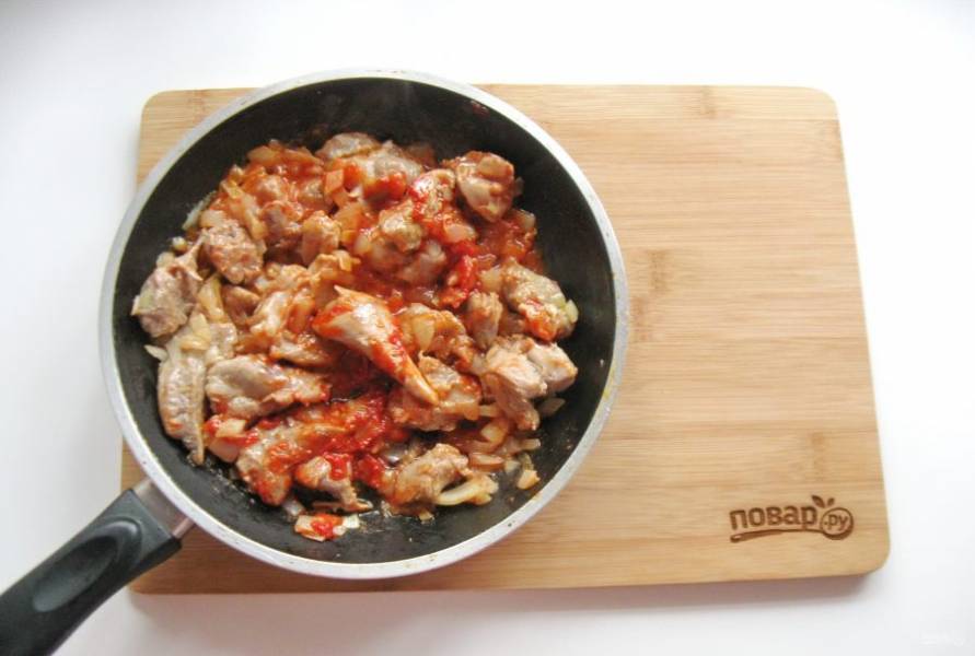 Перемешайте мясо, лук и томатную пасту. Потомите 7-8 минут в сковороде.
