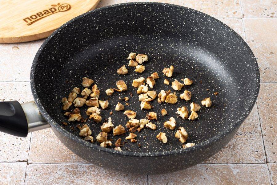 Грецкие орехи крупно порубите и подсушите в сковороде до золотистого цвета. Затем отложите в сторону.