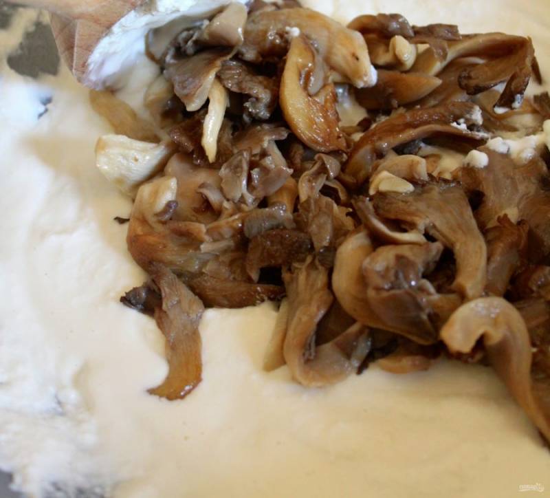 2.	В другой сковороде смешайте сливки и сыр, посолите немного и доведите до кипения, выложите к ним грибы и перемешайте. 