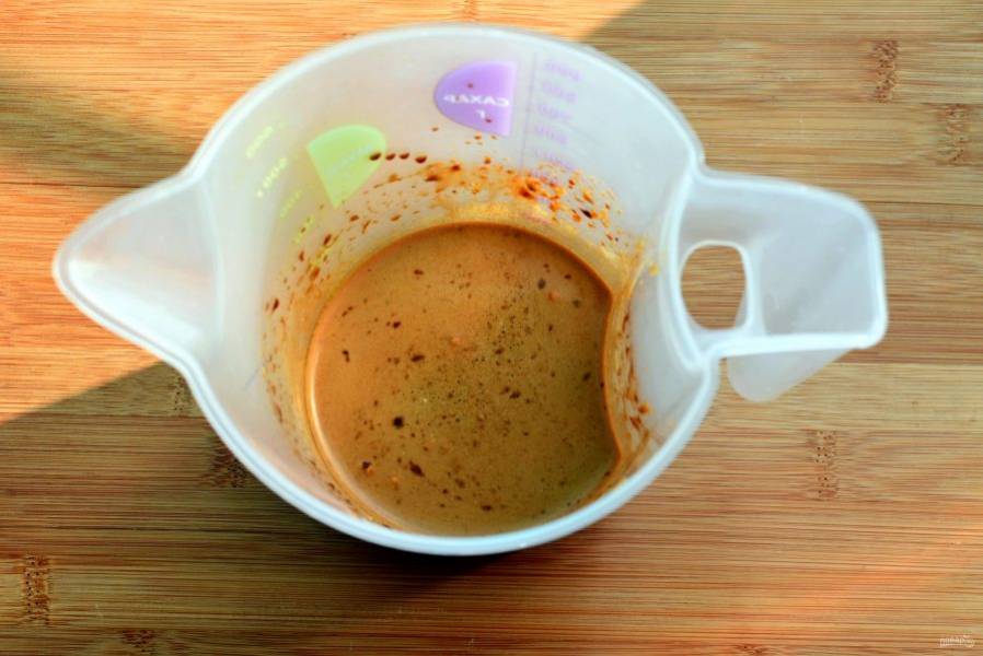 Отмеряйте в кружку теплую воду и растворите в ней кофе, мед и какао.