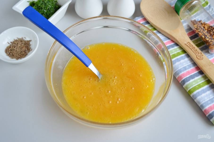 Яйца со щепоткой соли взбейте венчиком или вилочкой до однородной массы. Миксер не понадобится.