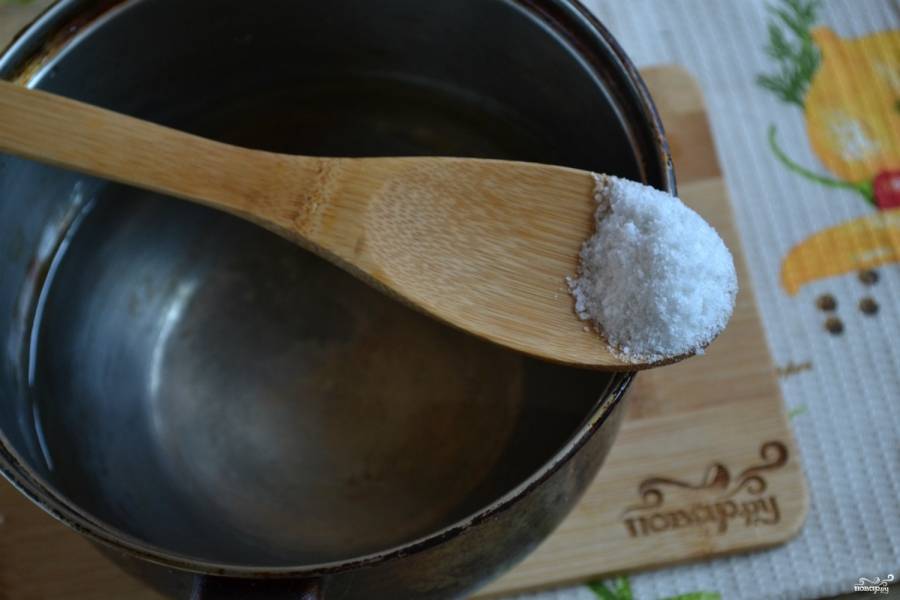Приготовьте маринад. В воду добавьте соль и сахар. Поставьте на огонь, прокипятите до полного растворения кристалликов сахара и соли. Добавьте уксус, пусть пару минут покипит.