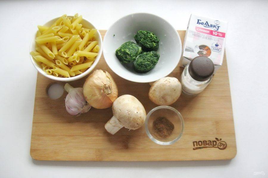 Подготовьте ингредиенты для приготовления пасты со шпинатом и сливками.