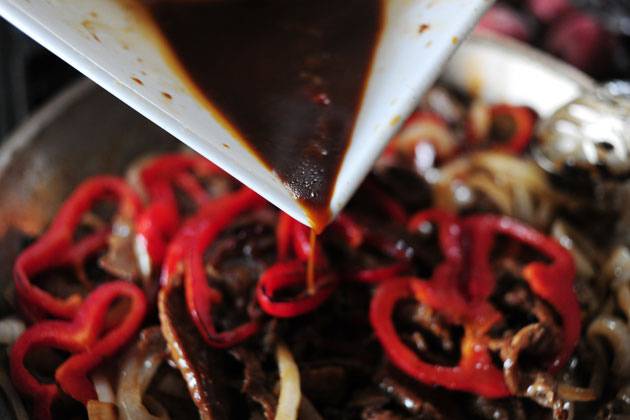 Как приготовить Тушеная свинина с луком в соевом соусе на сковороде рецепт пошагово