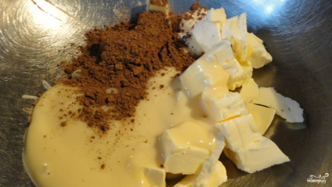 3. Для крема взбиваем размягченное сливочное масло со сгущенкой и четырьмя ложками какао.