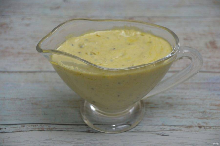 Переложите горчичный соус в соусник, подавайте в теплом виде.