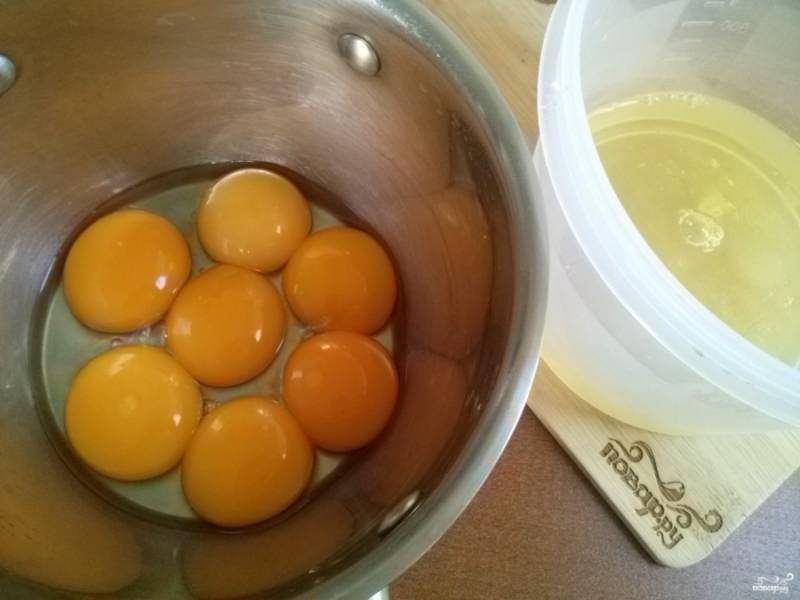 Для крема отделите желтки от белков. Белки поставьте в холодильник.
