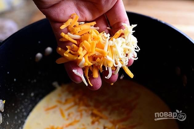 3. Натрите сыр на терку и добавьте к горячему молоку, перемешивайте, пока сыр не расплавится.