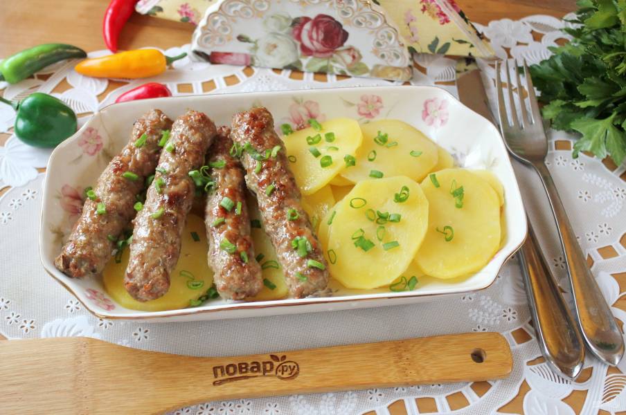 Картофельная колбаса с мясом в духовке