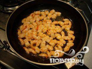 положить креветки в сковороду с небольшим количеством топленого масла или оливкового масла, и жарить пока не подрумянятся.