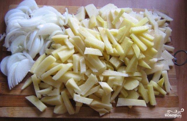 Картофель для этого блюда лучше использовать не сильно крохмалистый, тогда он не разварится и останется красивыми кусочками. 
Для приготовления блюда почистите овощи. Картошку порежьте соломкой среднего размера, а лук - тонкими полукольцами.