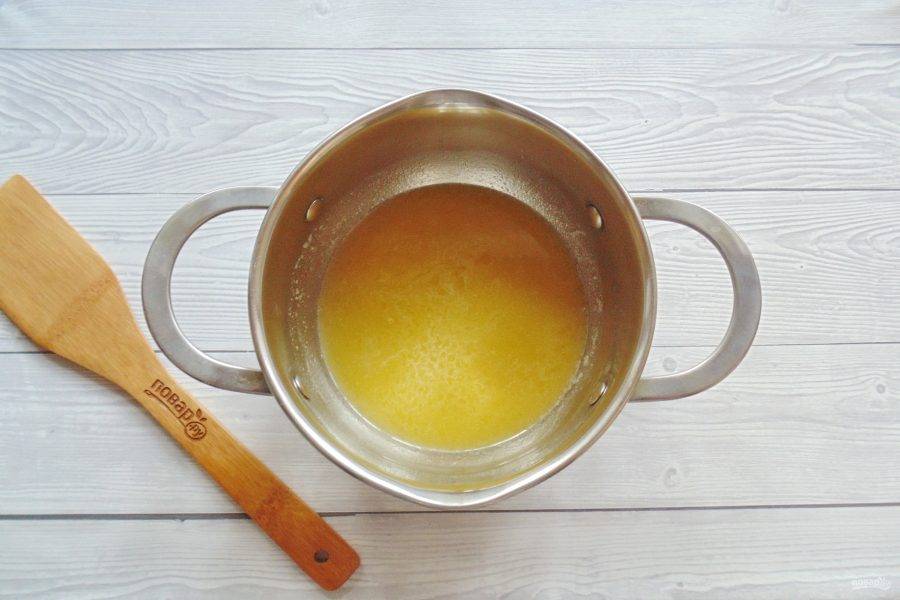 Поставьте на плиту до полного растворения масла и мёда.