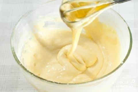 3.	Растопите сливочное масло и влейте в тесто. Массу нужно хорошо перемешать до получения однородности.