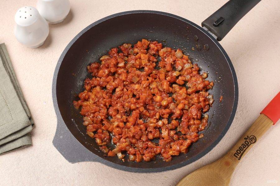 Добавьте томатную пасту и готовьте ещё пару минут, затем добавьте муку и быстрыми движениями перемешайте.