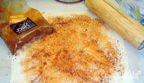 1. Перед тем как приготовить сырные палочки к пиву, разморозьте слоеное тесто. Теперь аккуратно раскатайте его. На тонкий пласт щедро посыпьте паприку, равномерно её распределив по всей поверхности.