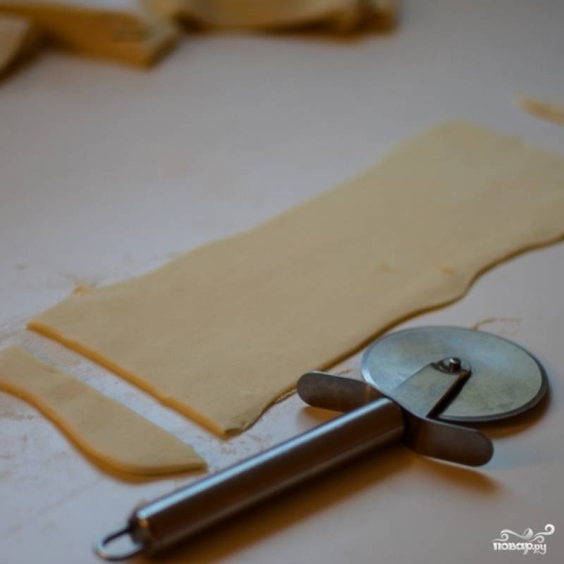 2. При помощи ножа (ножа для пиццы) обрежьте края теста. Они должны быть ровными.