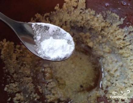 Добавляем в перетертые орехи масло, на котором обжарилась колбаса, лимонный сок, соль и сахарную пудру.