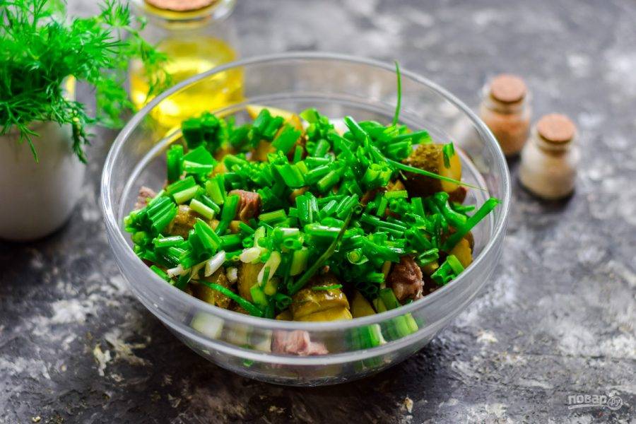 Зеленый лук сполосните и просушите, нарежьте и добавьте в салат. 