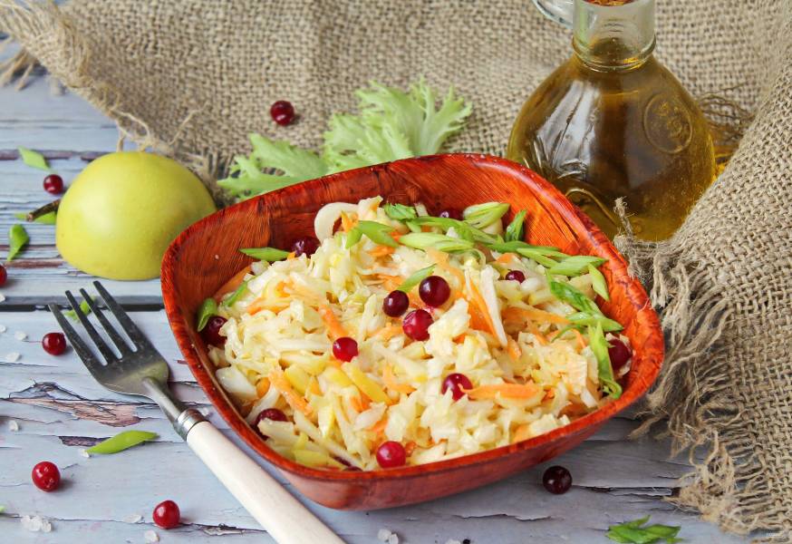 Салат с капустой и яблоком