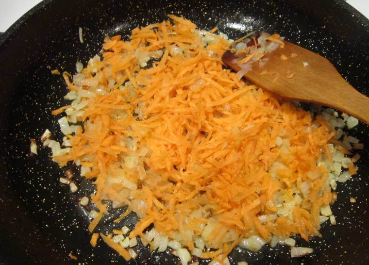 Морковку трем на терке, добавляем к луку. Можно еще масла добавить и жарить все еще минут 7.