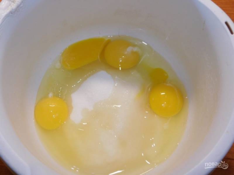 Для приготовления бисквита взбейте яйца с сахаром в пышную пену.