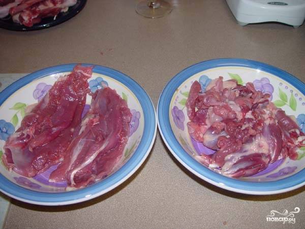 Обрежьте мясо с ножек, по возможности — с крыльев. 