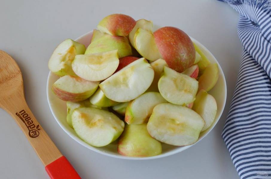 Порежьте яблоки на 4 части, удалите сердцевинки. По желанию сразу можно снять кожицу.