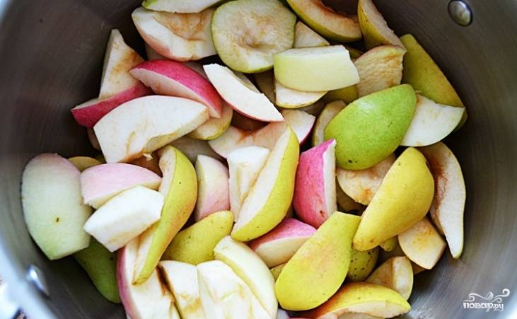 Груши и яблоки почистите, если кожура слишком толстая, обрежьте ее, удалите сердцевину. Порежьте фрукты на дольки, поместите в кастрюлю.