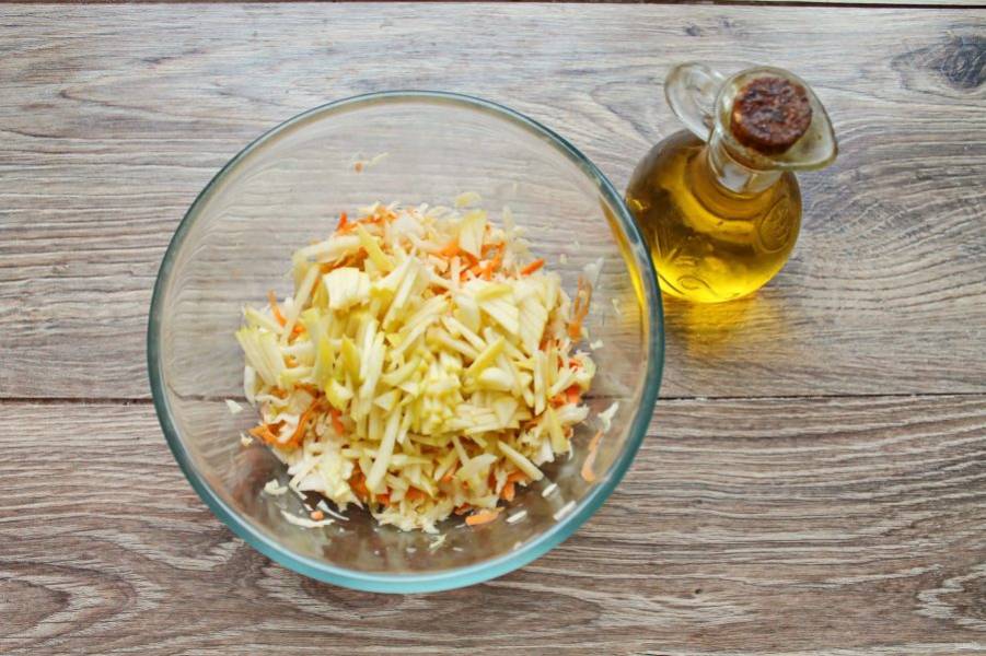 Салат из квашеной капусты с маринованным луком и брусникой