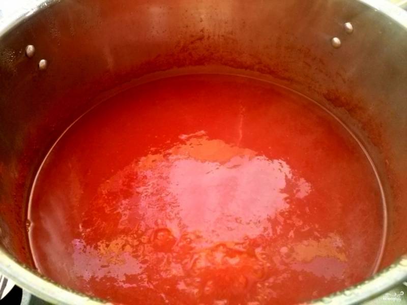 Помидоры прокрутите через мясорубку. Я пользуюсь специальной насадкой для томатов, поэтому у меня получается чистый сок без кожицы. Доведите томатный сок до кипения.