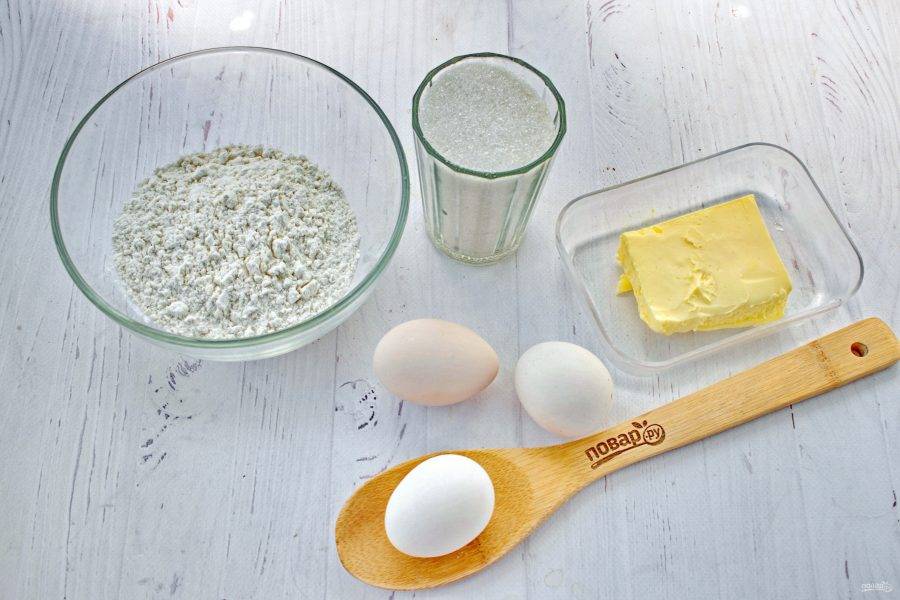 3.	Подготовьте необходимые продукты для теста. Масло заранее достаньте из холодильника. Муку, разрыхлитель просейте в миску.