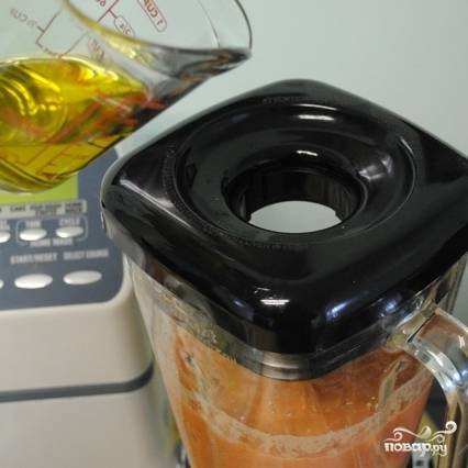 Продолжая измельчать суп на медленной скорости, тонкой струйкой вводим оливковое масло.