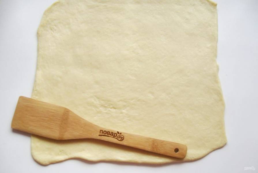Раскатайте тесто в прямоугольный пласт толщиной 4-5 мм.