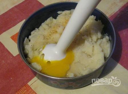 В картофельное пюре добавим яйцо и взобьем-перемешаем его блендером. Можно добавить ароматные сухие приправы.