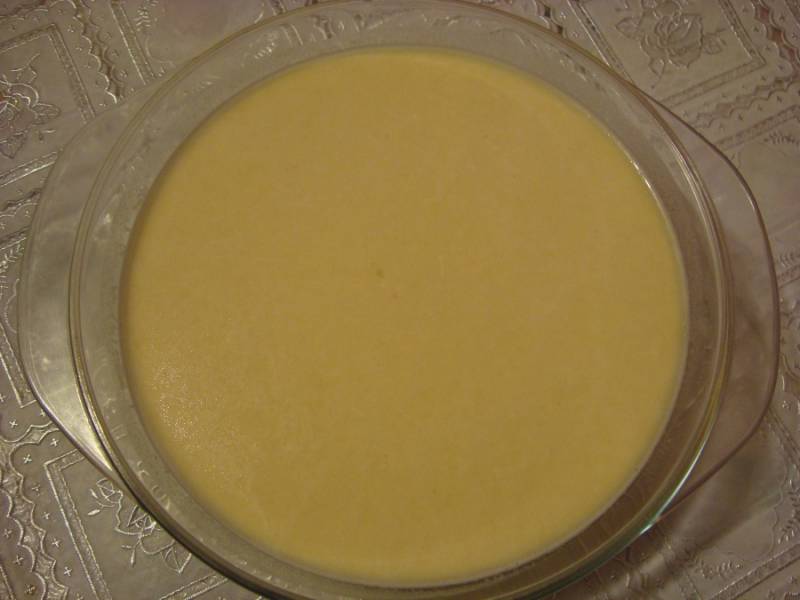 Делаем тесто: с сахаром взбейте яйца, добавьте молоко, потом всыпаем муку, а потом и соду гашенную. Все тщательно перемешиваем.