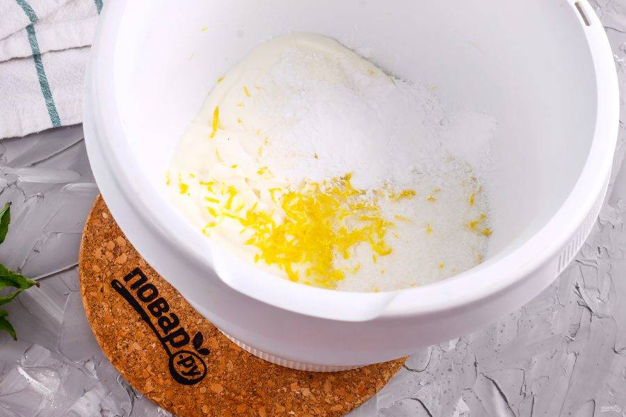 В чашу кухонного комбайна выложите сметану любой жирности, лимонную цедру, всыпьте сахарный песок и загуститель для сливок.