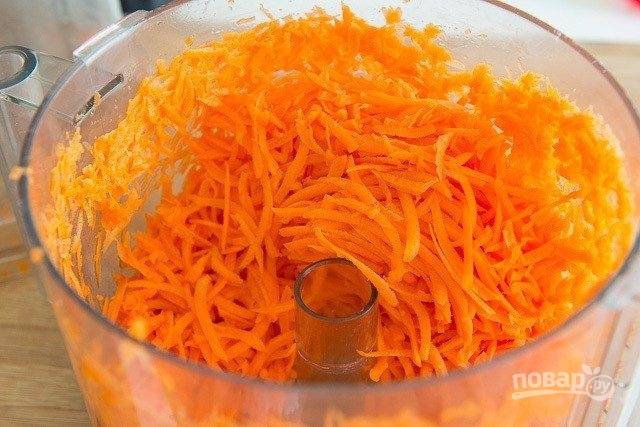 Вымойте, почистите и крупно натрите морковь. Можете сделать это с помощью комбайна.