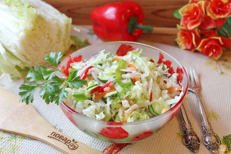 Постный салат из цветной капусты готов. Подавайте к столу. Приятного аппетита!