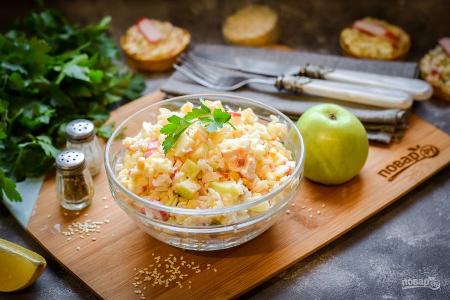 Крабовый салат с огурцом, рисом и кукурузой: рецепт с крабовыми палочками и майонезом