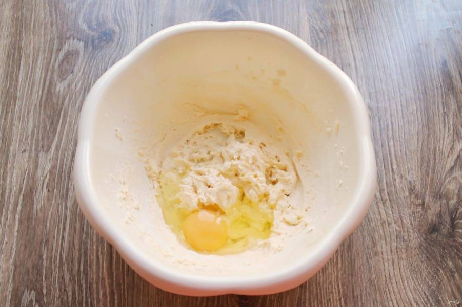 Добавьте половину яйца и взбейте до пышной массы. Я сначала разбила яйцо в миску, а потом убрала половину ложкой.