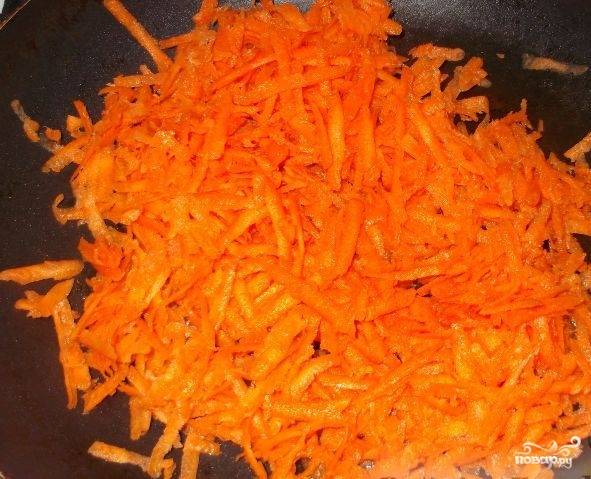4. Так же поступаем с морковью и помидорами (вместо помидоров можно взять томатную пасту или сок). Затем смешиваем все обжаренные овощи, добавляем немного сахара по вкусу, соли и специй (я использую только черный молотый перец).