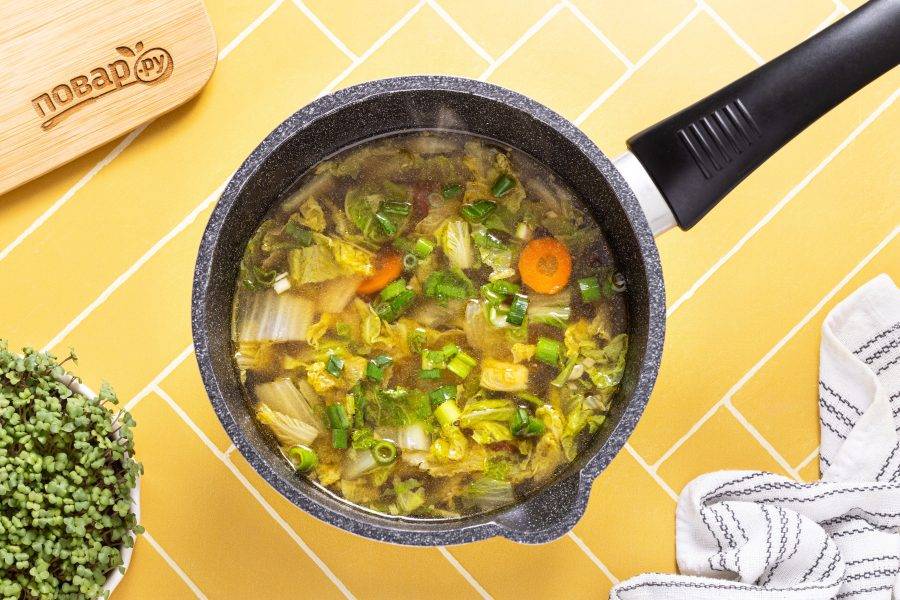Попробуйте суп на вкус, по необходимости добавьте еще соевое соуса или соли. В конце добавьте зеленый лук.