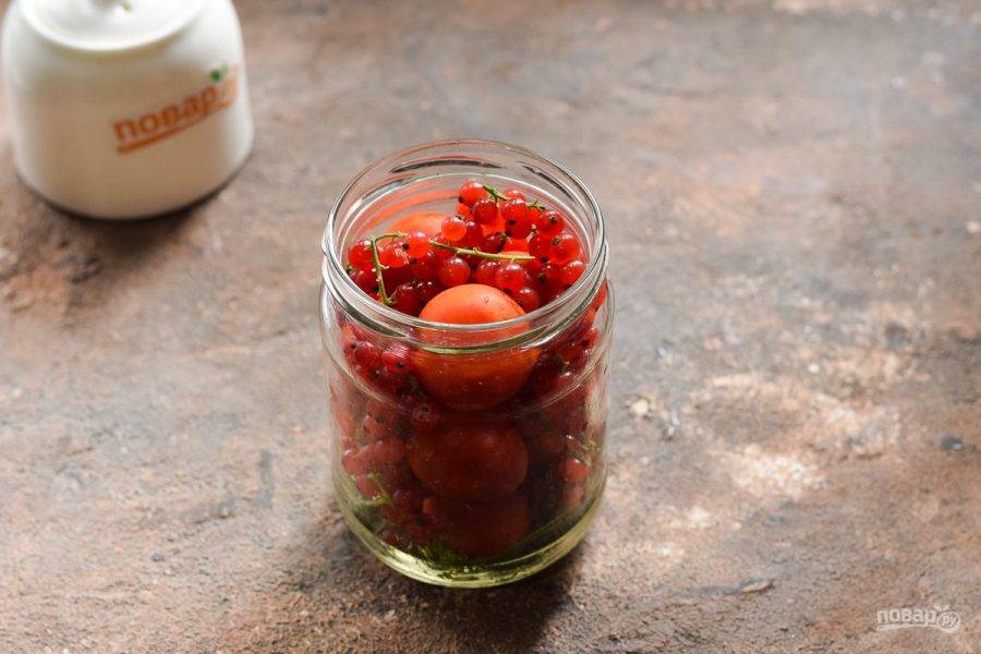 Смородину и томаты вымойте. Наполните банку помидорами и красной смородиной.